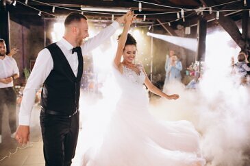 wedding_couple_dancing_their_first_dance