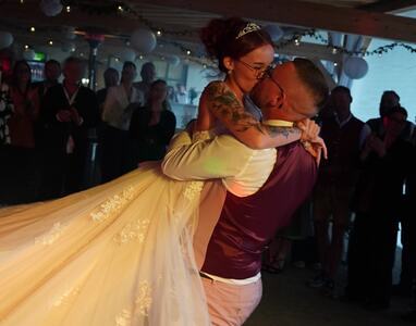 ECM DJ Service begleitet den Hochzeitstanz eines Brautpaares in Landau an der Isar