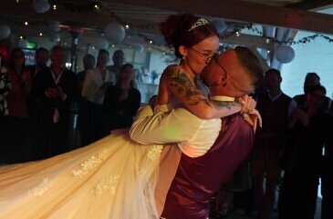 ECM DJ Service begleitet den Hochzeitstanz eines Brautpaares in Landau an der Isar
