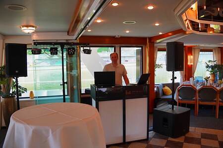 Christian am DJ-Pult beim Firmenevent in Passau mit professionellem Sound und Tontechnik auf dem Schiff von Wurm & Noé