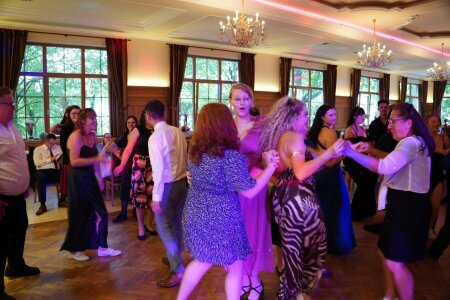 Kochende Tanzfläche beim Sommer-Abschlussball im Gasthof Apfelbeck in Mamming mit ECM DJ Service
