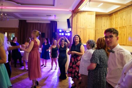 ECM DJ Service mit Sound- und Lichtanlage beim Abschlussball der Pflegefachhilfe im Gasthaus Apfelbeck in Mamming, Eva und Christian heizen den Absolventen ein