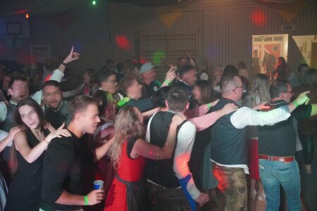 Oktoberfestparty in Neuhausen Offenburg bei Deggendorf mit ECM DJ Service: Eva und Christian rocken die Party von jung bis alt