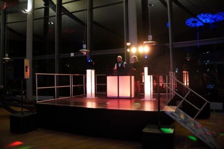Mobile Bühne mit Sound und Lichtanlage vom ECM DJ Service beim Examensball der Fachschaft Pharmazie an der Universität Regensburg in der Mensa der OTH. Eva und Christian feiern mit den Absolventen, begleitet von Tontechniker und Eventtechnik.