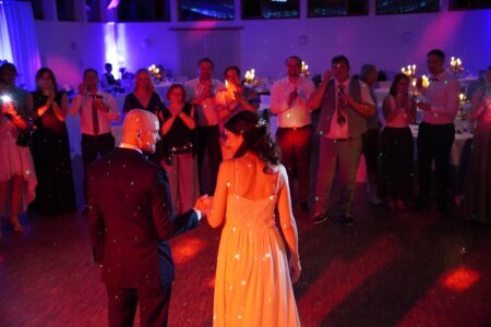 Romantischer Hochzeitstanz bei einer Hochzeit in Ingolstadt im Wirtshaus am Auwaldsee, begleitet von Eva und Christian, stimmungsvoll in Szene gesetzt mit der richtigen Lichtstimmung vom ECM DJ Service