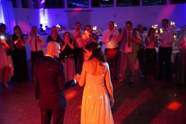 Romantischer Hochzeitstanz bei einer Hochzeit in Ingolstadt im Wirtshaus am Auwaldsee, begleitet von Eva und Christian, stimmungsvoll in Szene gesetzt mit der richtigen Lichtstimmung vom ECM DJ Service