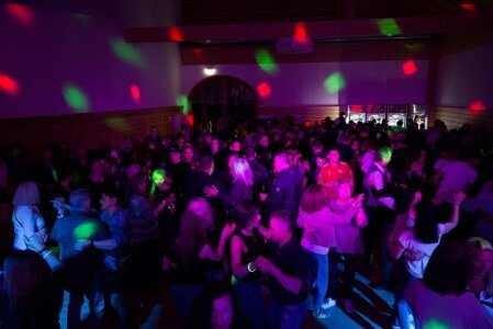 90er 2000er Mottoparty in Lalling im Gasthaus zur Post mit Sound- und Lichtanlage sowie Veranstaltungstechniker vom ecm dj service Team