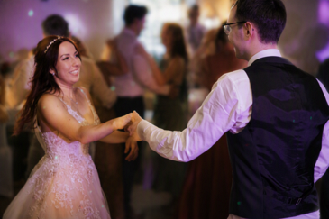 Glückliches Hochzeitspaar bei der Feier mit DJ in Niederbayern