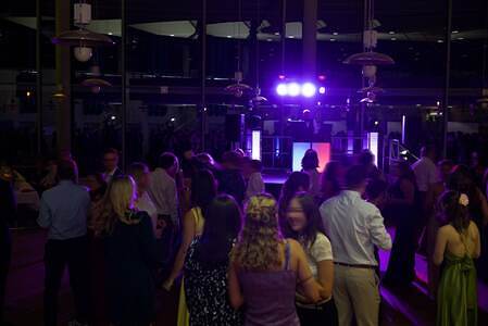 Examensball mit mobiler Bühne, aufgebaut von ECM DJ Service, inklusive professioneller Licht- und Tontechnik